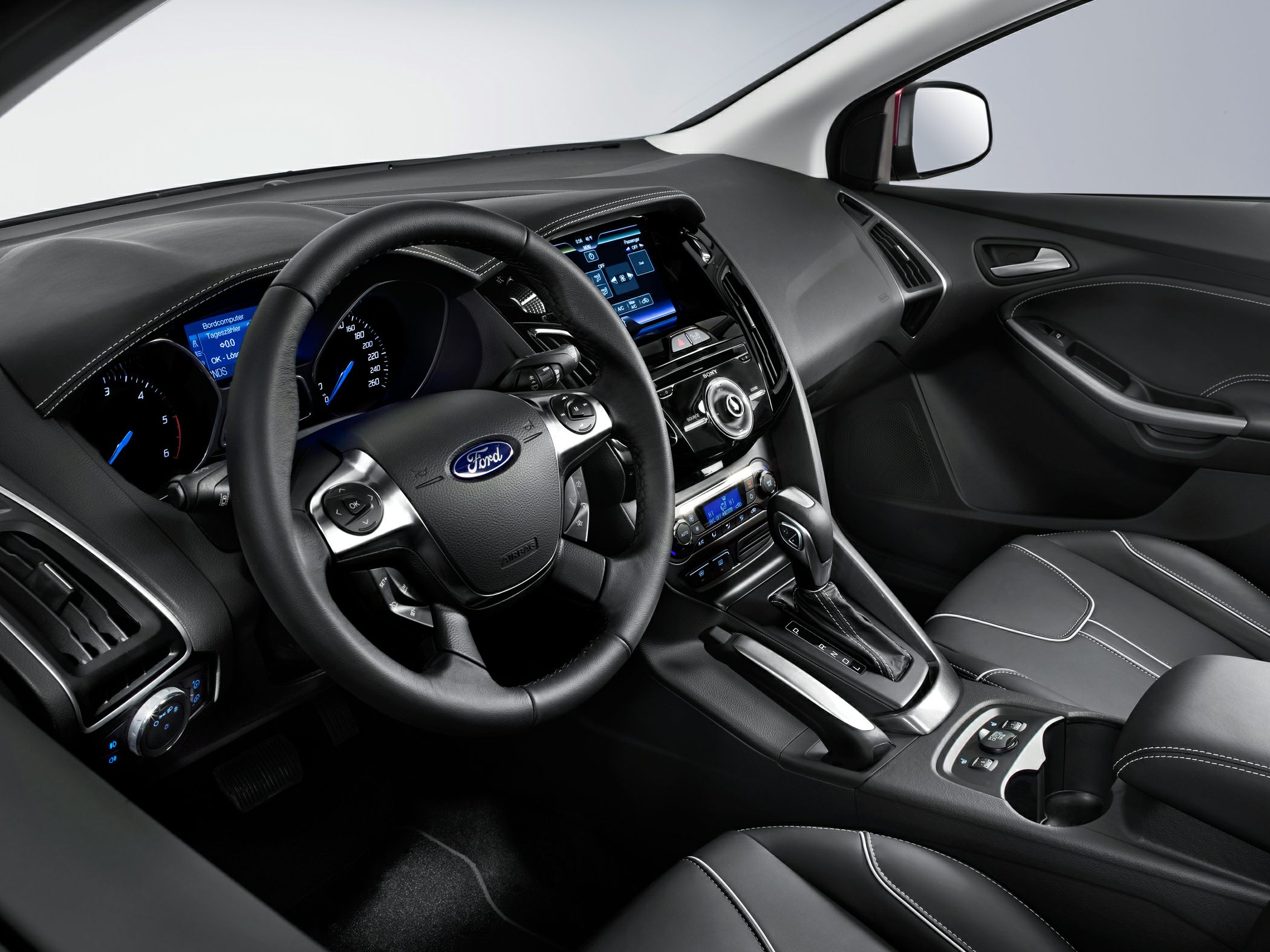 Dashboard, steering wheel, center console, digital instrument cluster