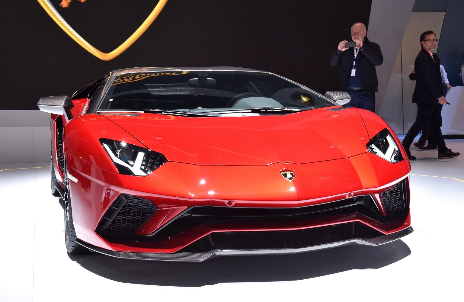 Aggressive front with LED headlights and aerodynamic bumper