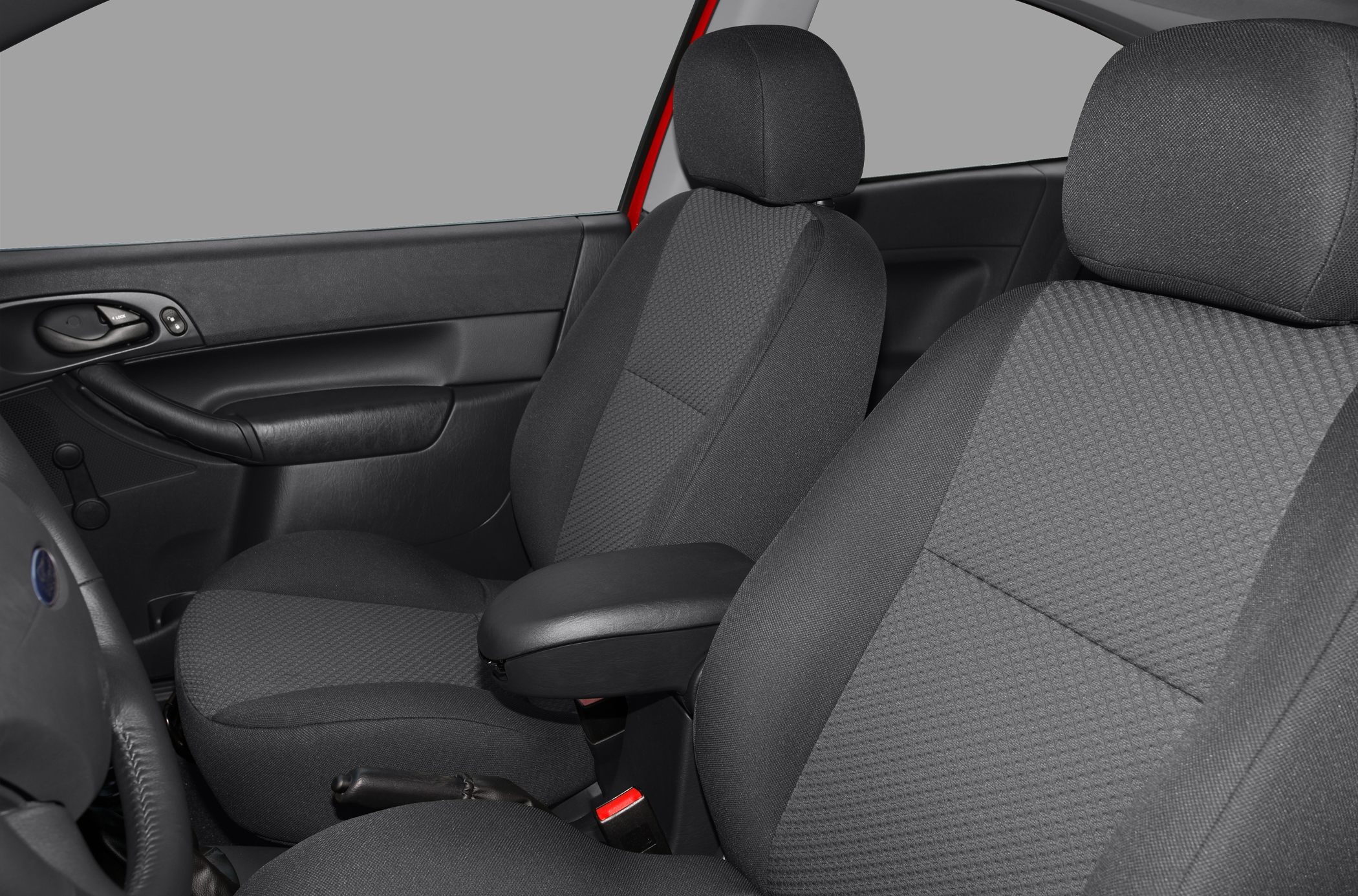 Front seats with fabric upholstery and door panel with armrest