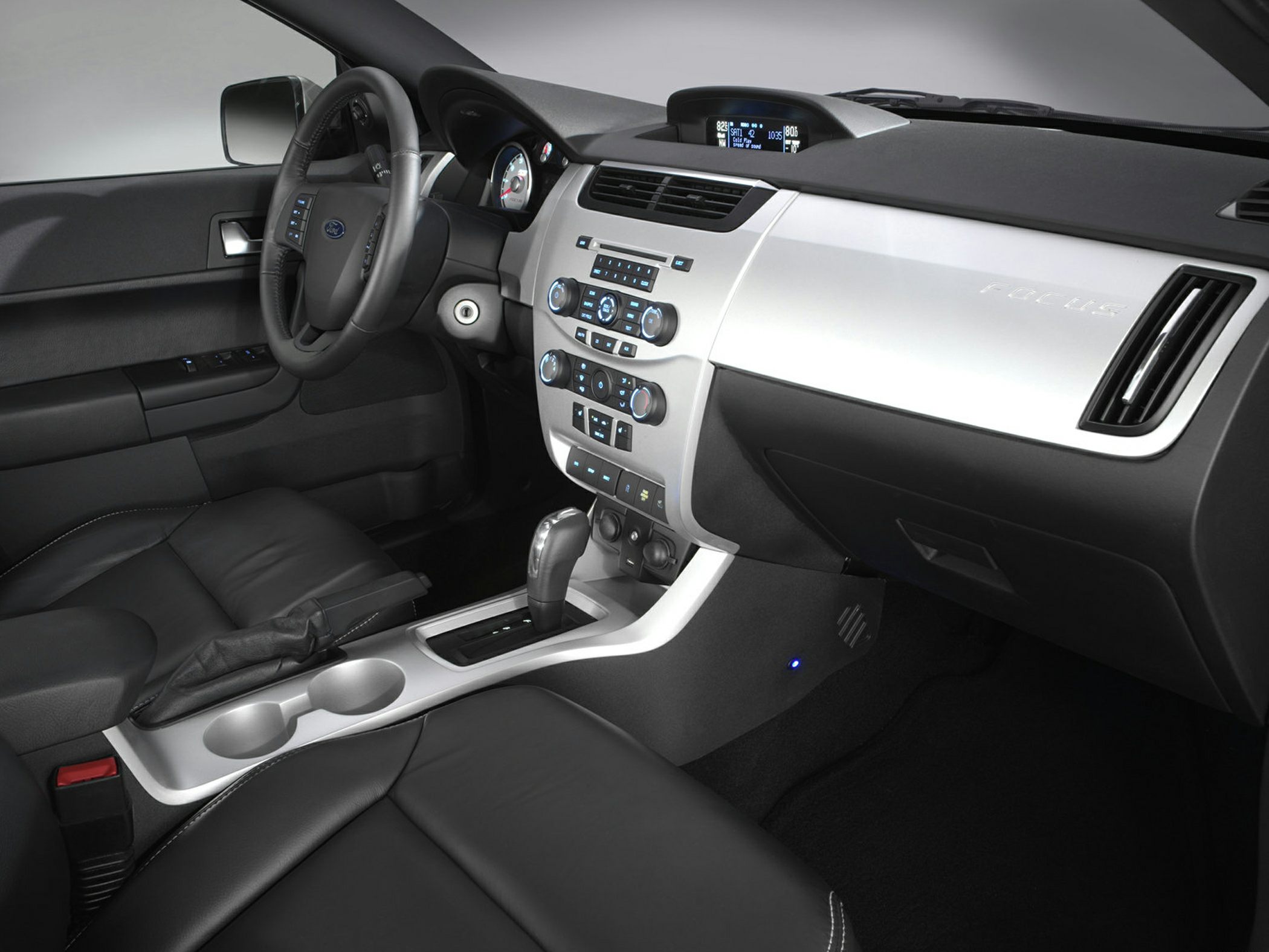 Dashboard, steering wheel, center console with gear shift and controls