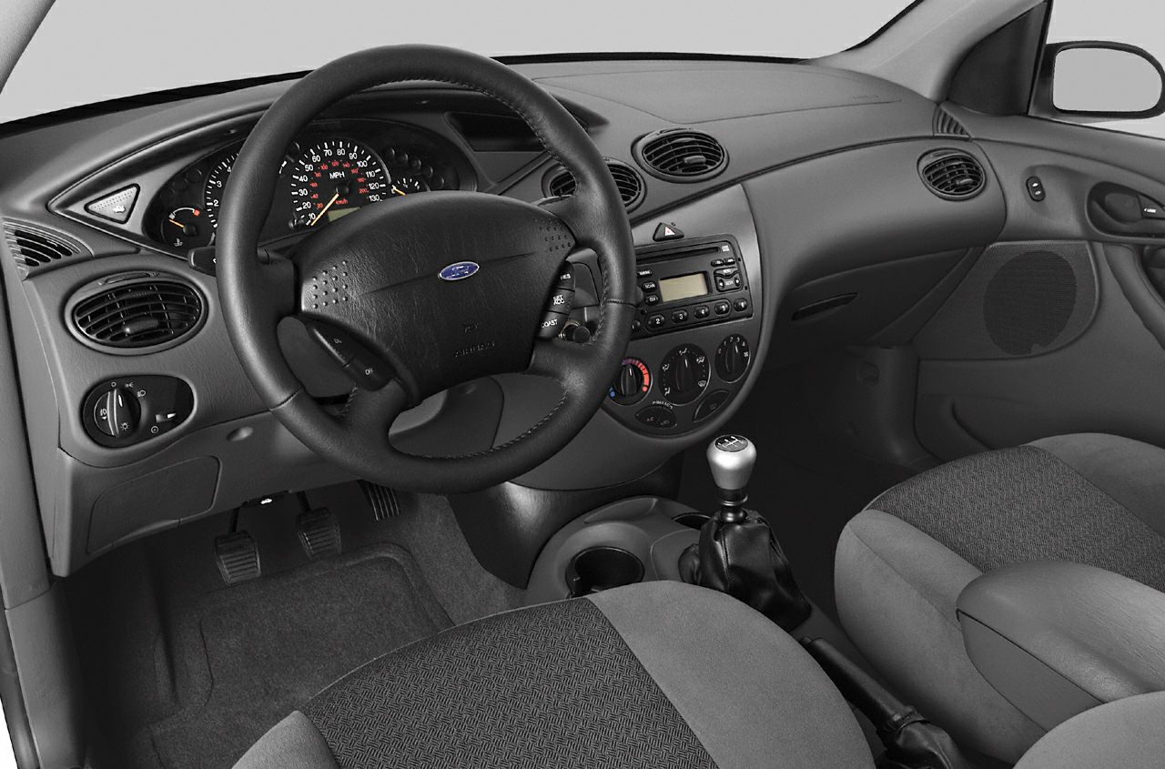 Dashboard, steering wheel, manual gear lever, fabric seats interior