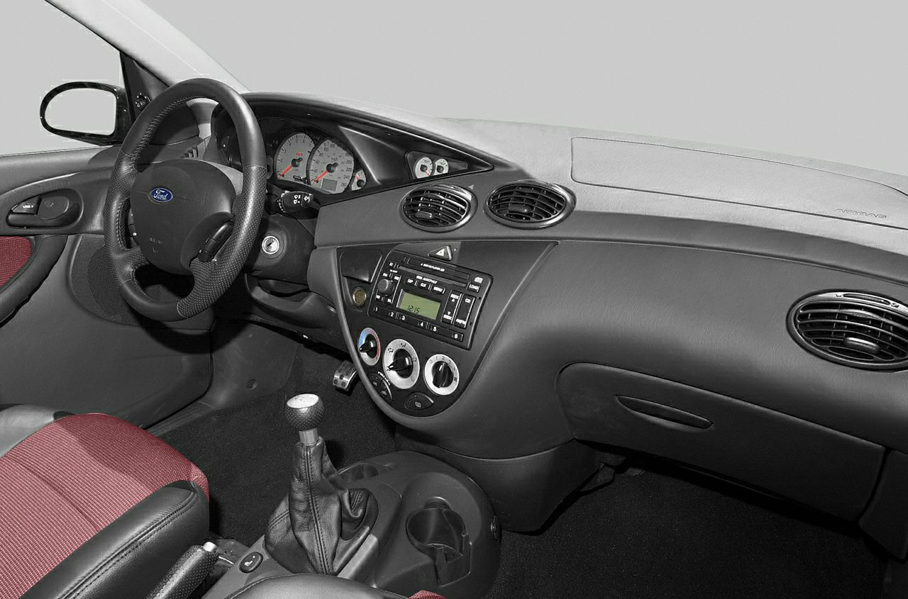 Dashboard, steering wheel, manual gear shift, and air vents interior features
