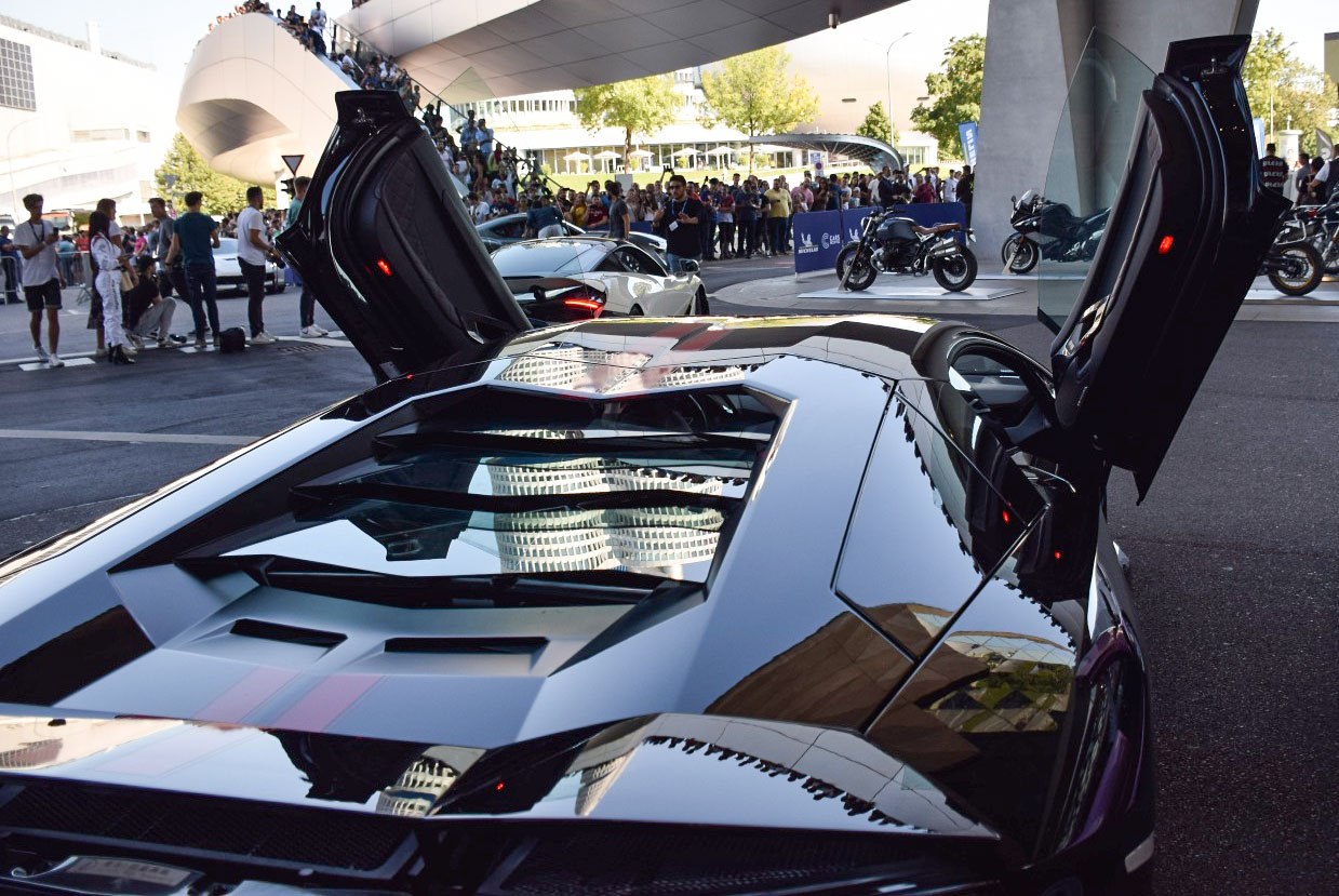 Scissor doors and glass engine cover with black glossy finish