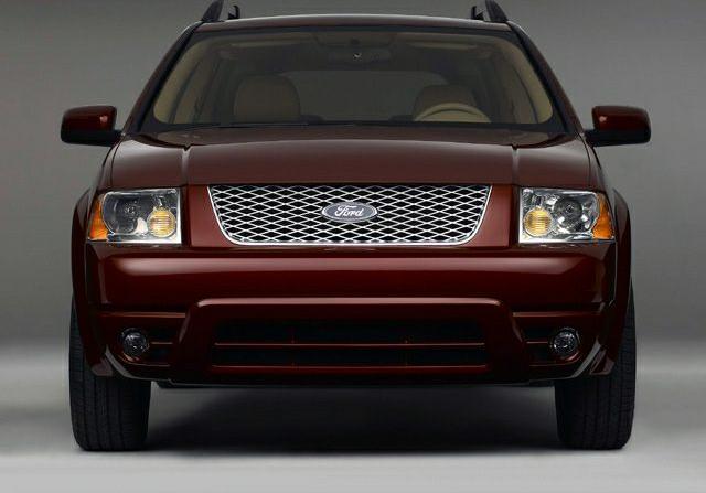 Front grille and headlights of a vehicle from the 2005-2007 period