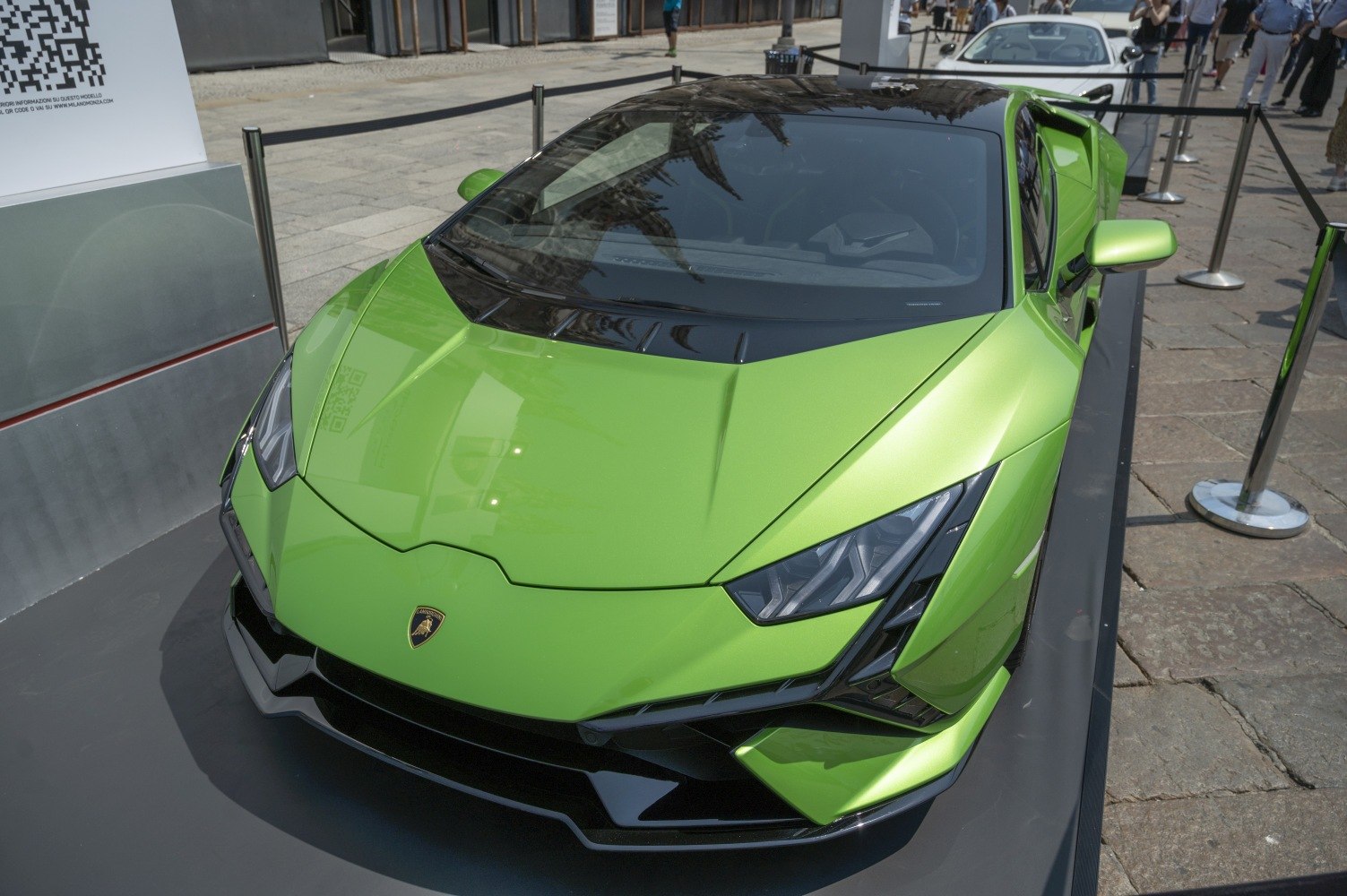 Aerodynamic front with sharp LED headlights and green finish