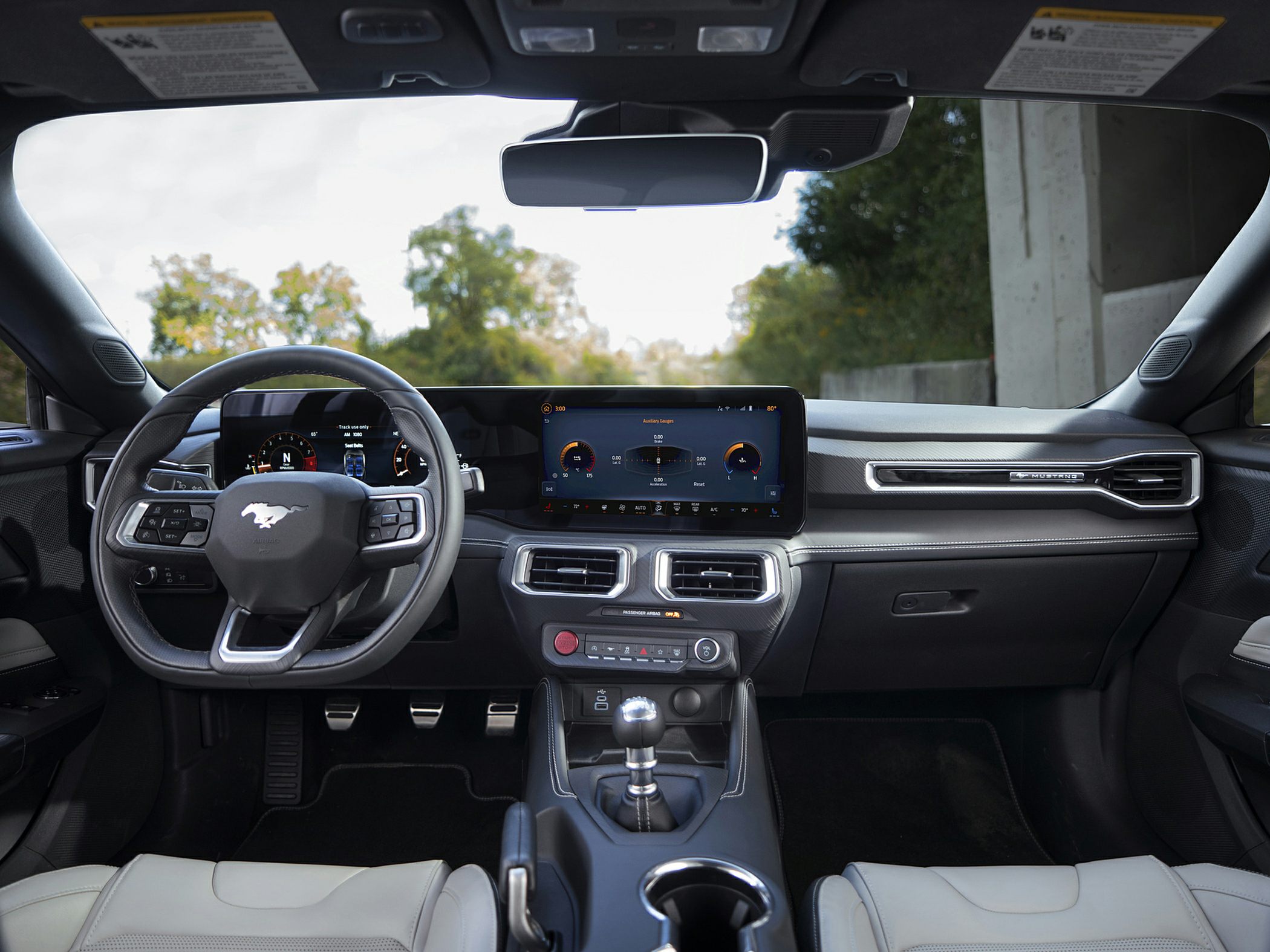 Digital dashboard and sporty steering wheel with manual gear shift