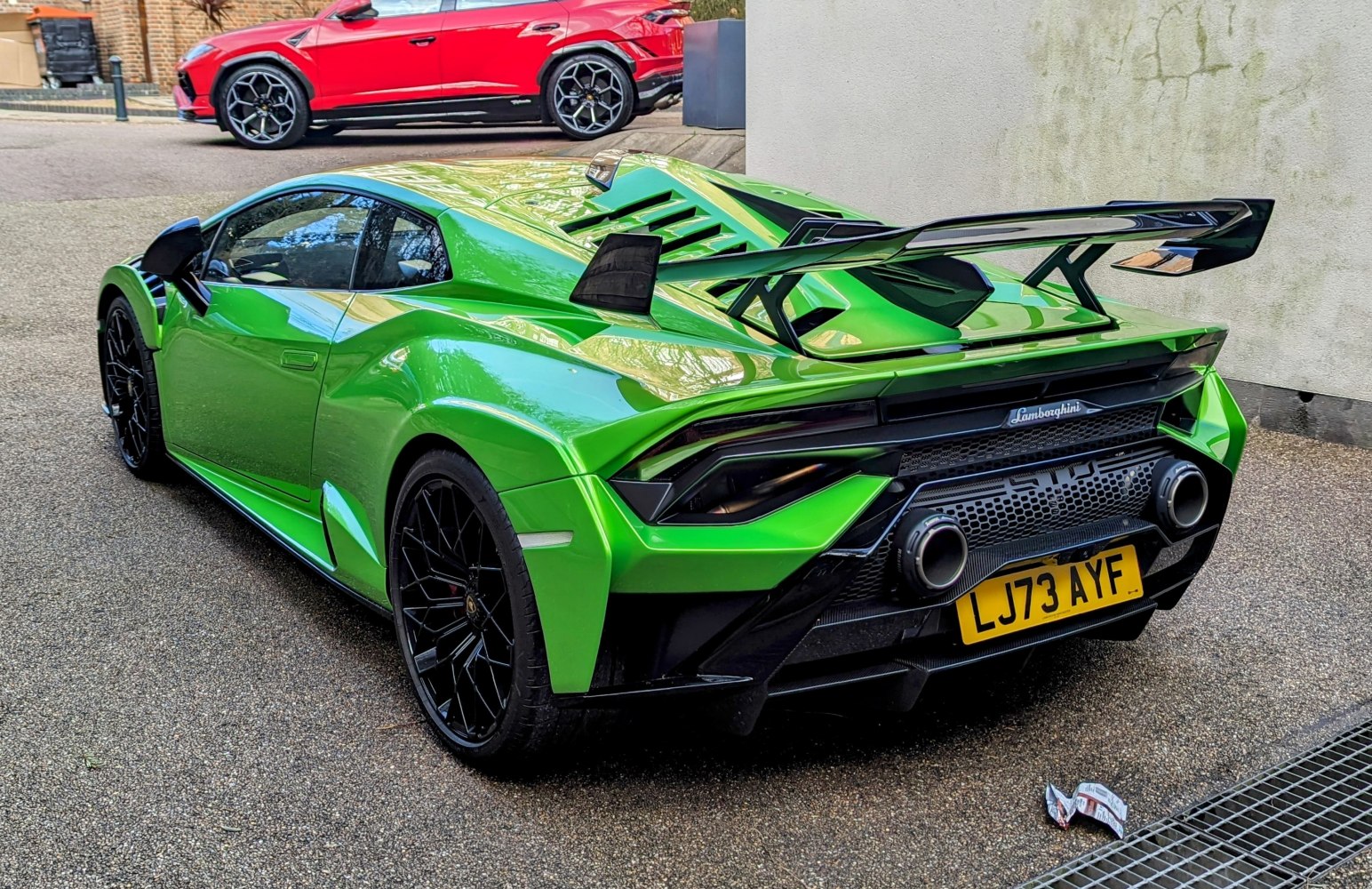 Rear view with large rear wing and diffuser