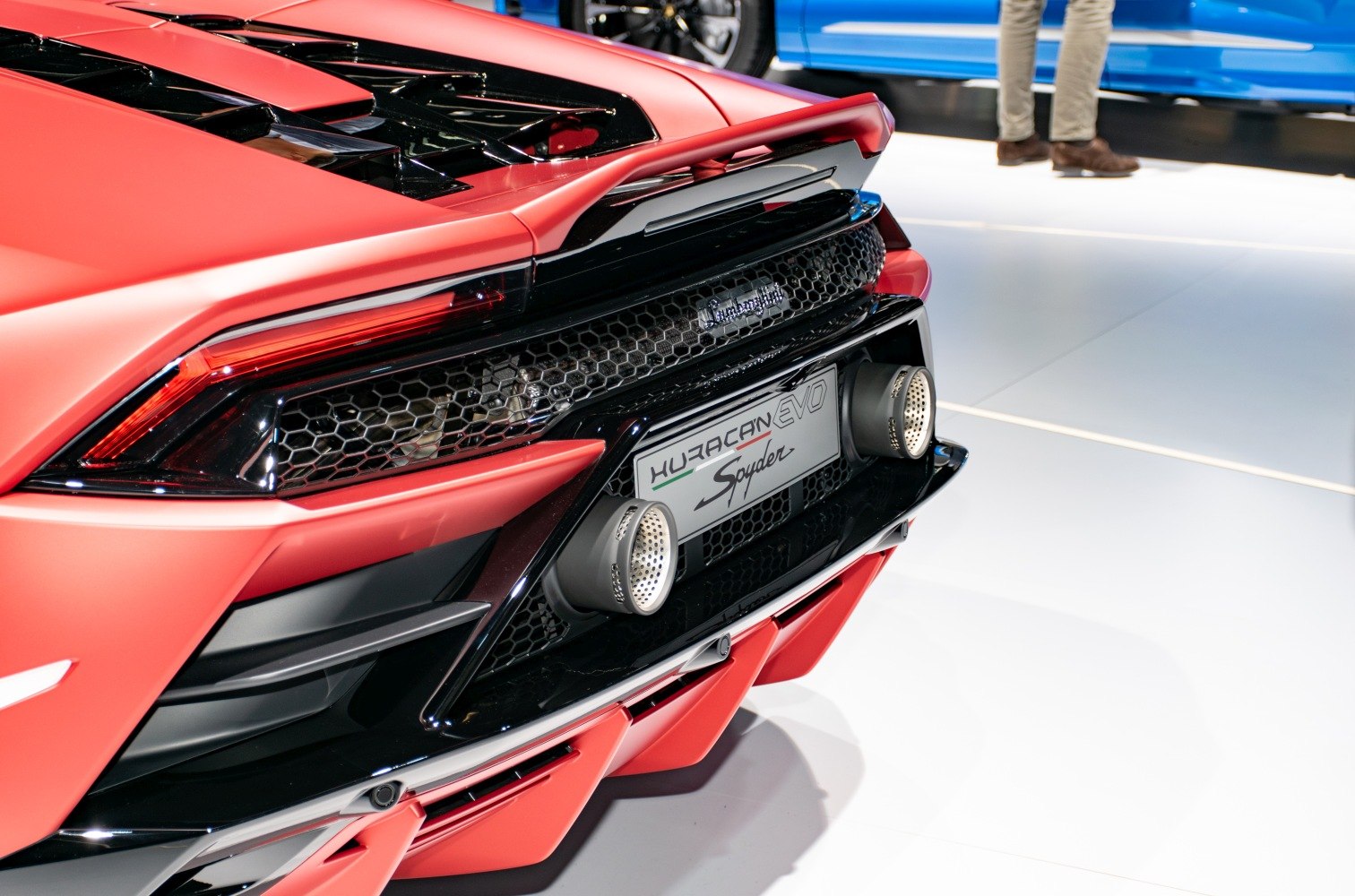 Dual round exhaust pipes and sleek tail light with honeycomb grille