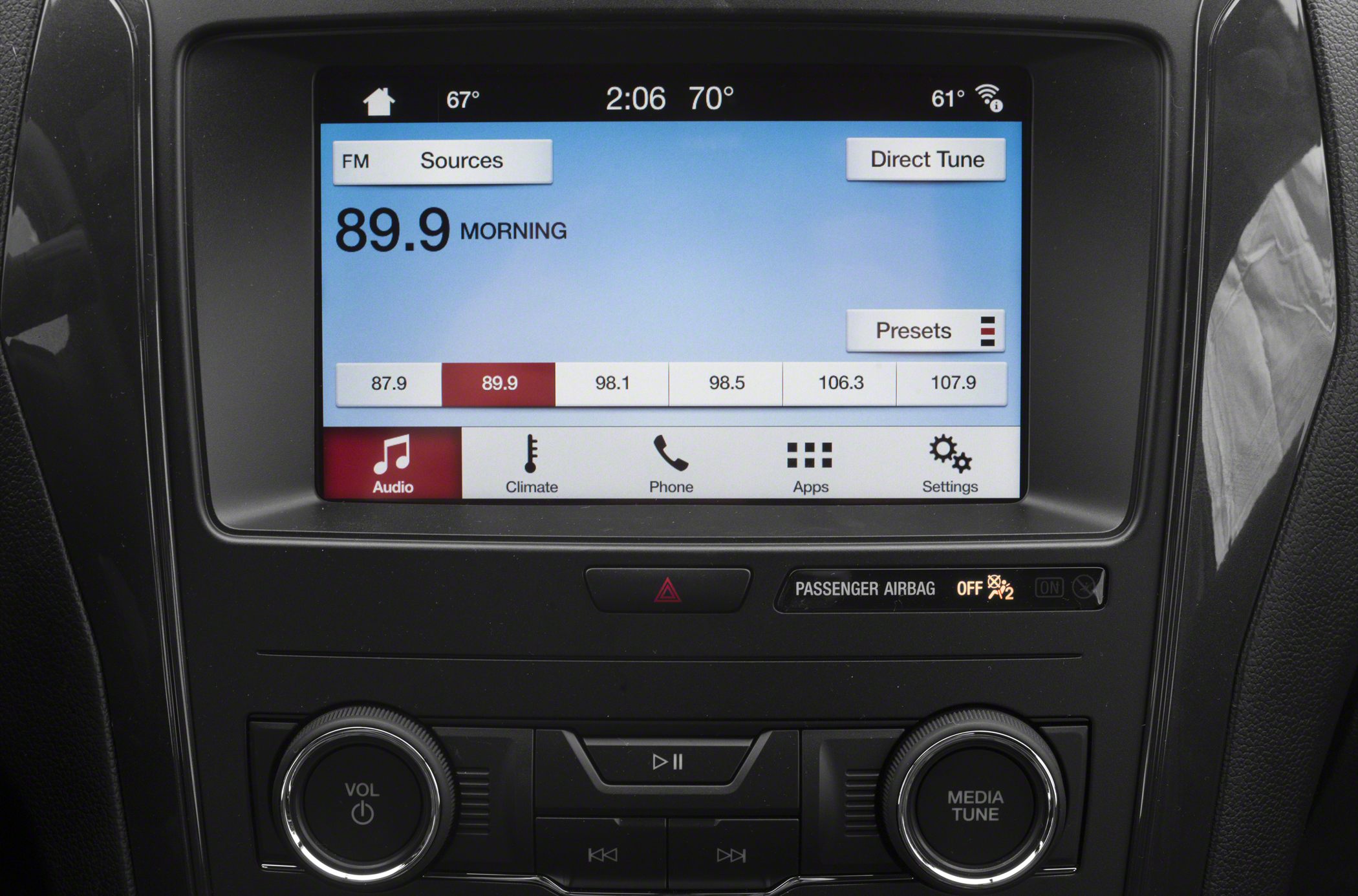Touchscreen infotainment system with FM radio and media controls