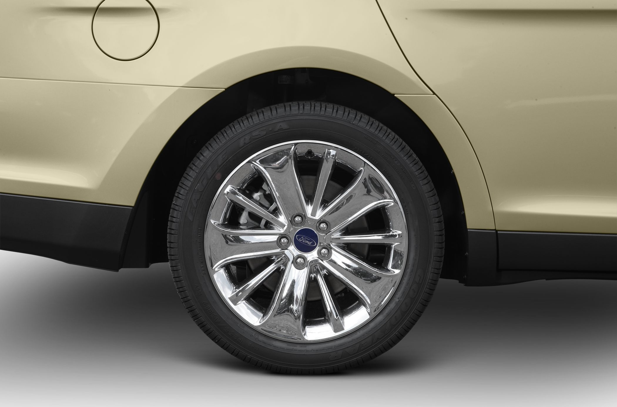 Chrome multi-spoke alloy wheel with Ford emblem