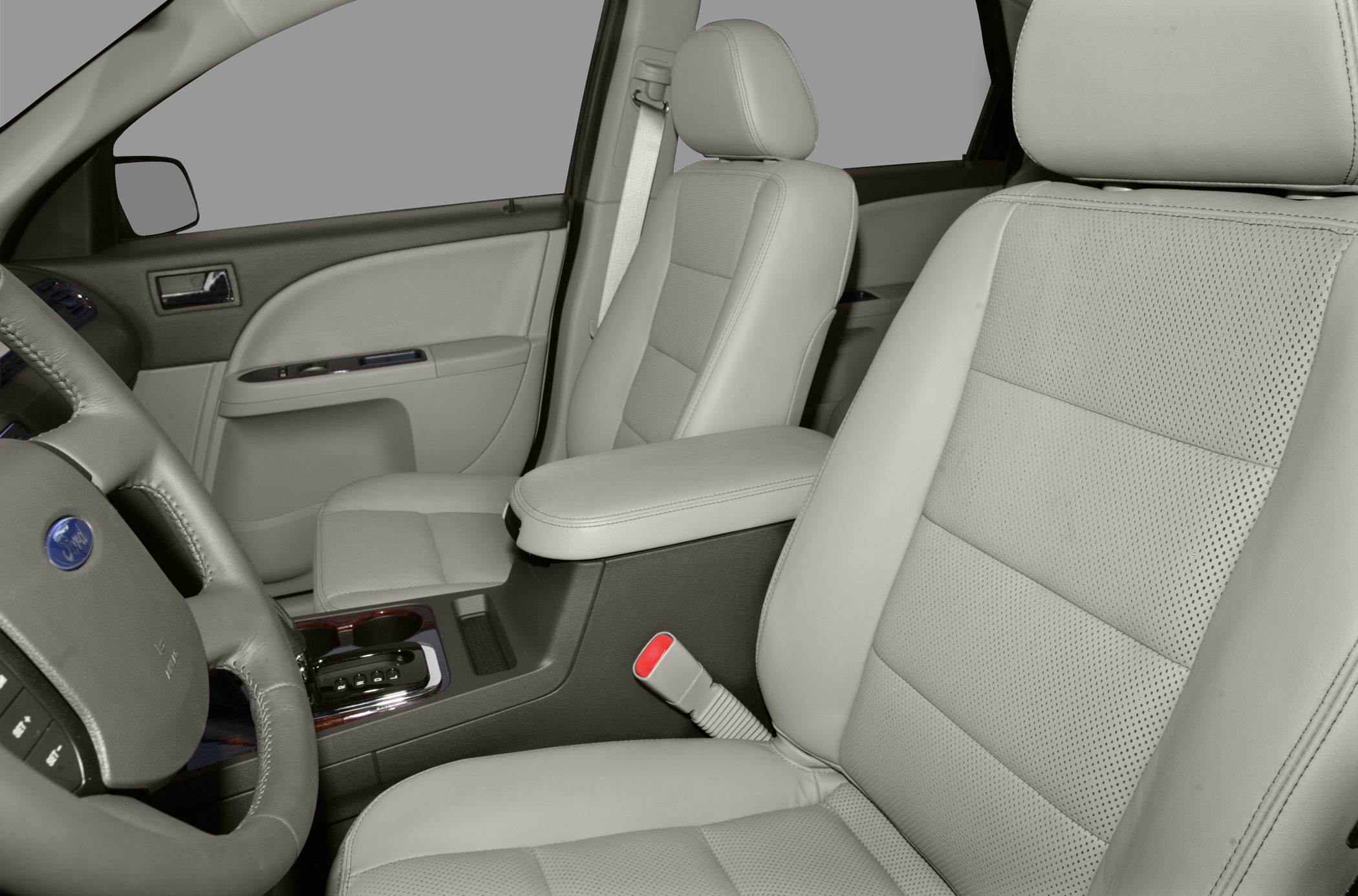 Front seats and central console with leather upholstery in a vehicle interior