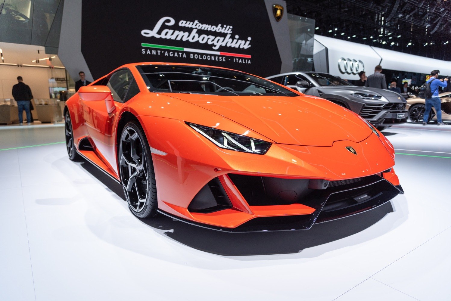 Aerodynamic front with sharp headlights and sporty bumper design