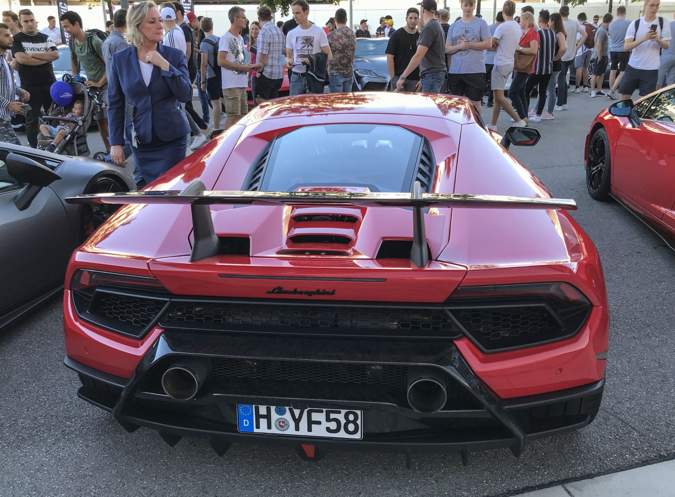 Rear view with large aerodynamic rear wing and diffuser