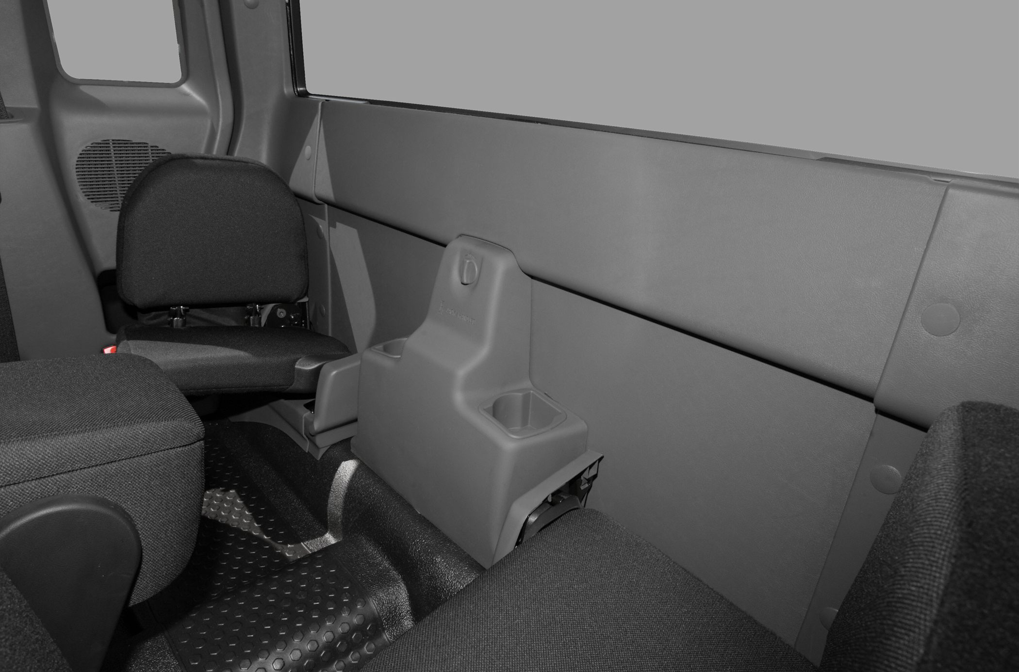 Rear seating area with central storage compartment and foldable seats