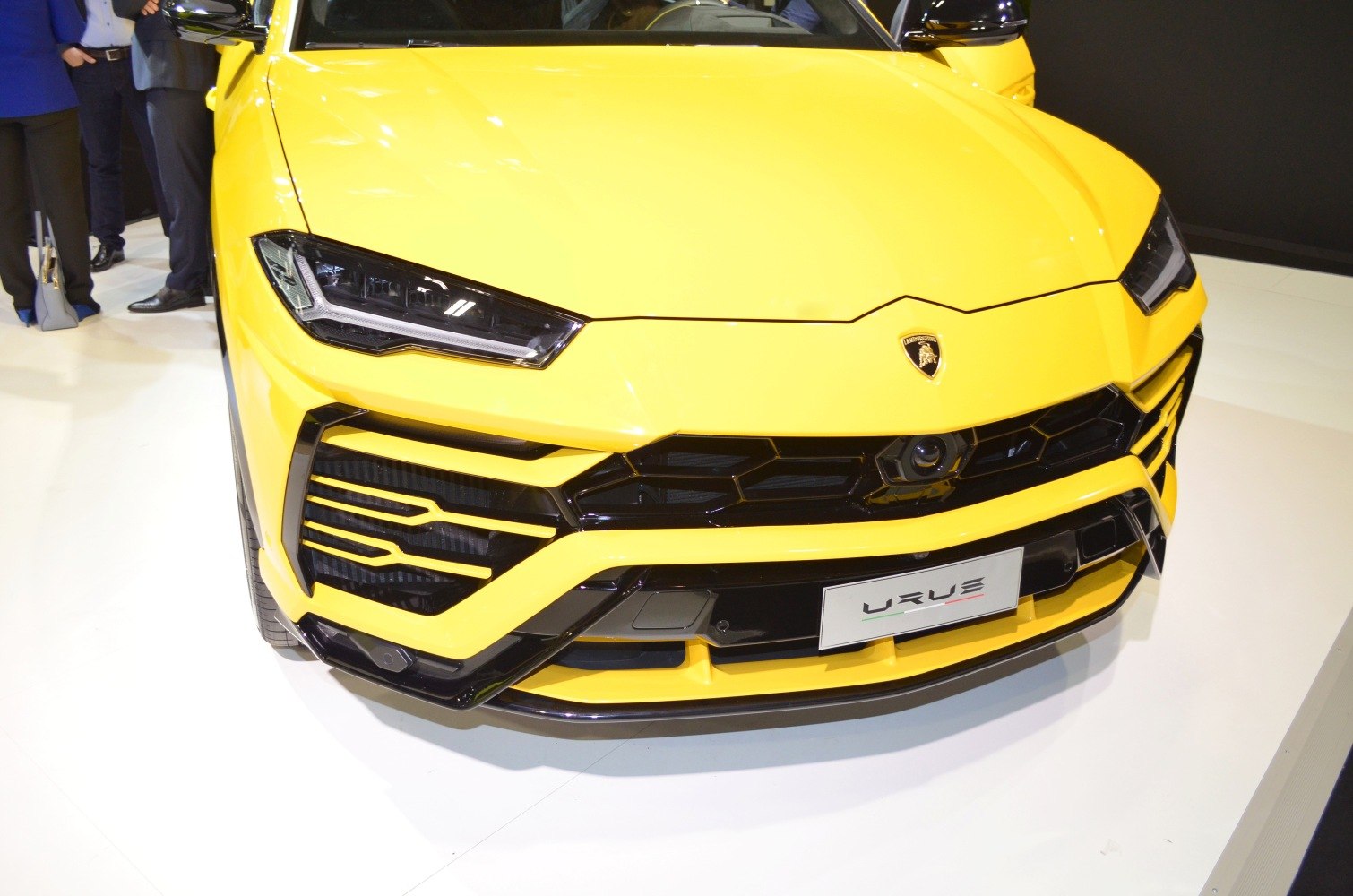 Front grille and headlight design of a luxury sports SUV