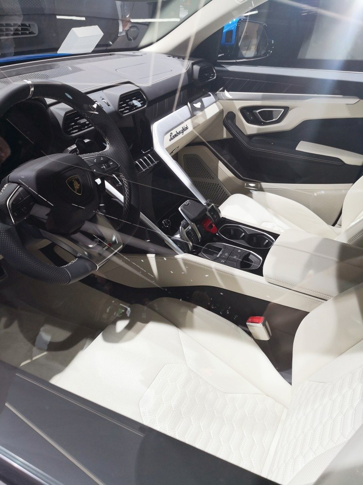 Sporty steering wheel and white leather seats interior