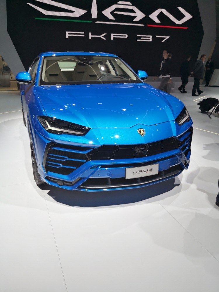 Front fascia and aggressive design of a blue SUV with a hexagonal grille and sharp headlights