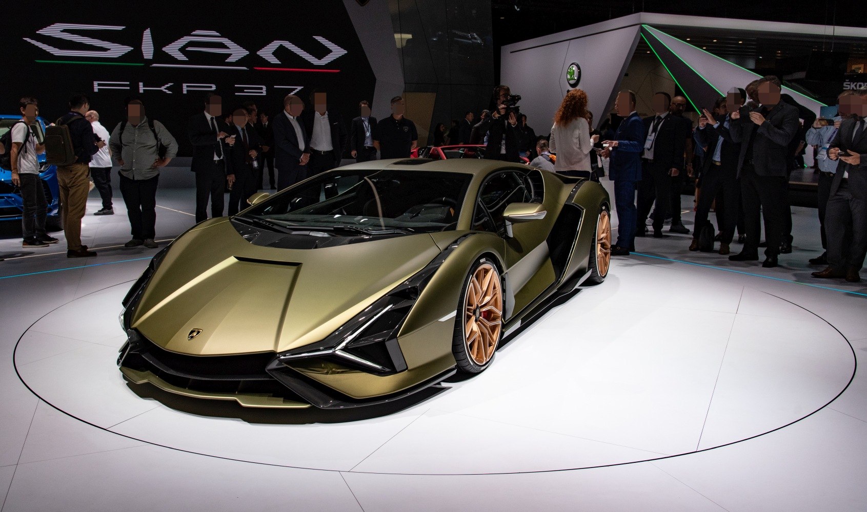 Futuristic front fascia and distinctive gold alloy wheels