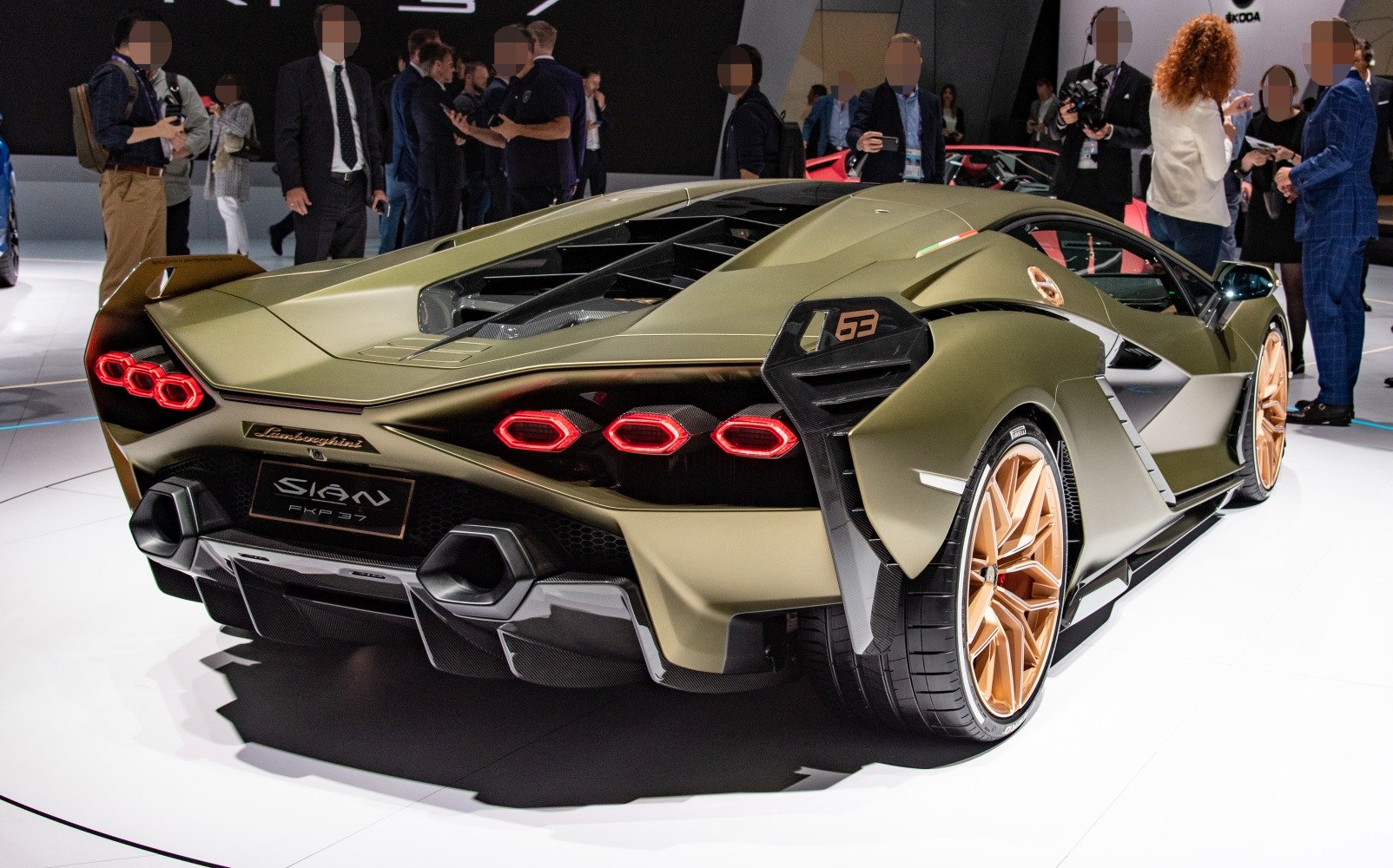 Rear design with hexagonal taillights and gold wheels