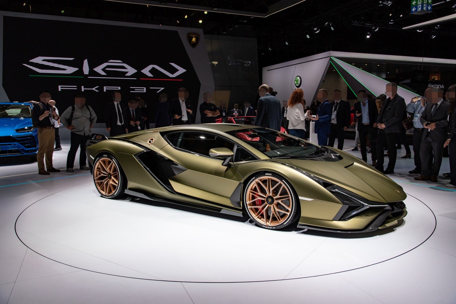 Sharp aerodynamic shape with distinctive gold multi-spoke wheels