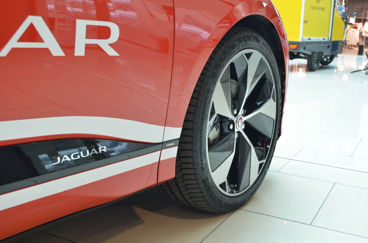 Jaguar wheel design and side trim with HSE badge