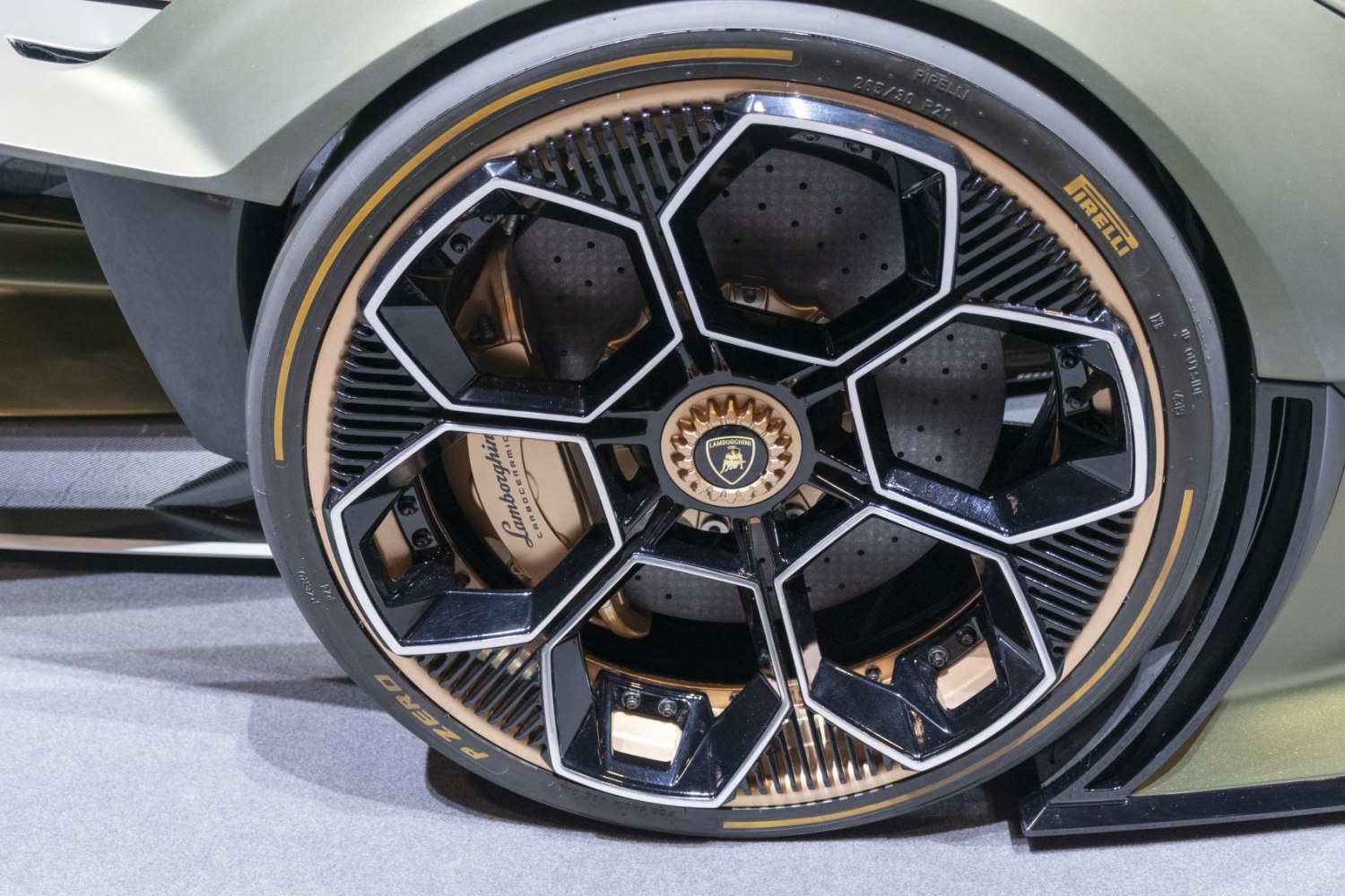 Innovative multi-spoke alloy wheel with carbon-ceramic brake and Pirelli tire