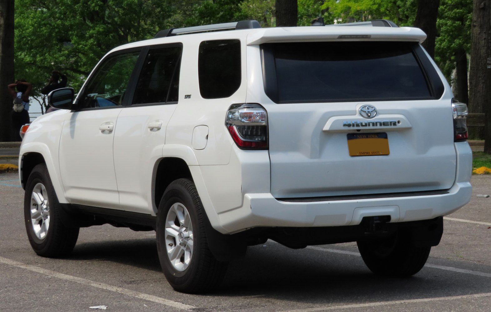 White SUV rear and side view with roof rails and modern tail lights