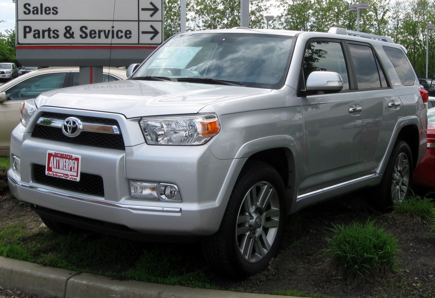 Front exterior and wheel details of a silver SUV