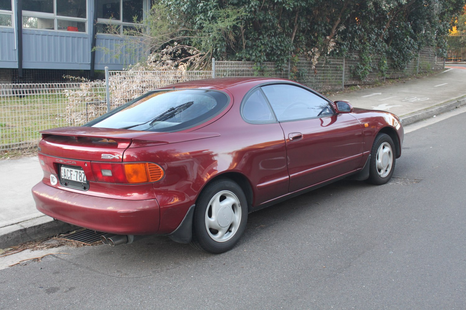 Rear side view with spoiler and rounded tail lights