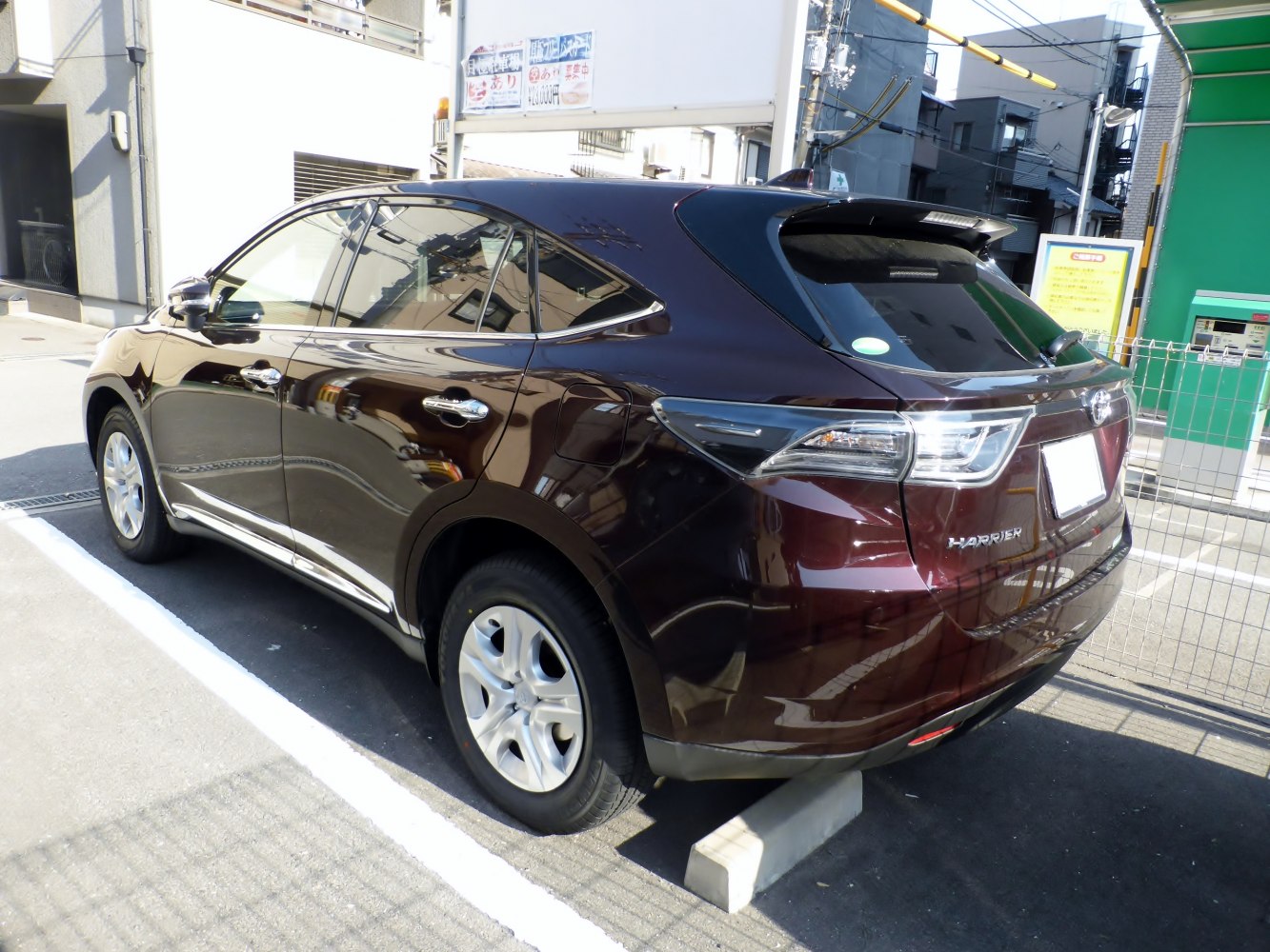 Rear side and tail light design of a mid-2010s luxury crossover SUV