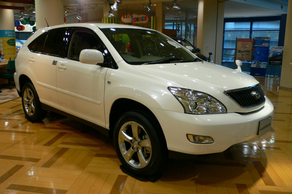 White SUV with chrome alloy wheels and clear headlights