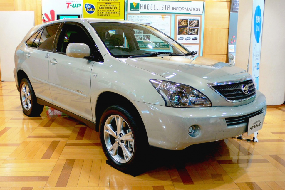 Front and side view of hybrid SUV with chrome grille and alloy wheels