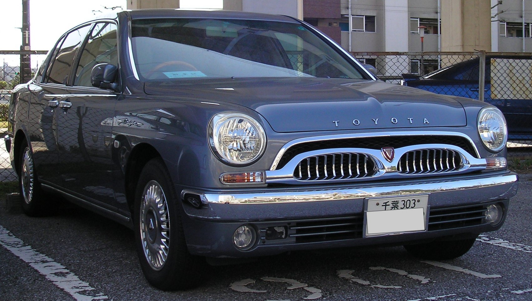 Retro front with round headlights and chrome grille