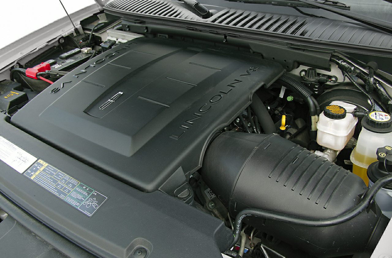 V8 engine with Lincoln-branded cover in engine compartment