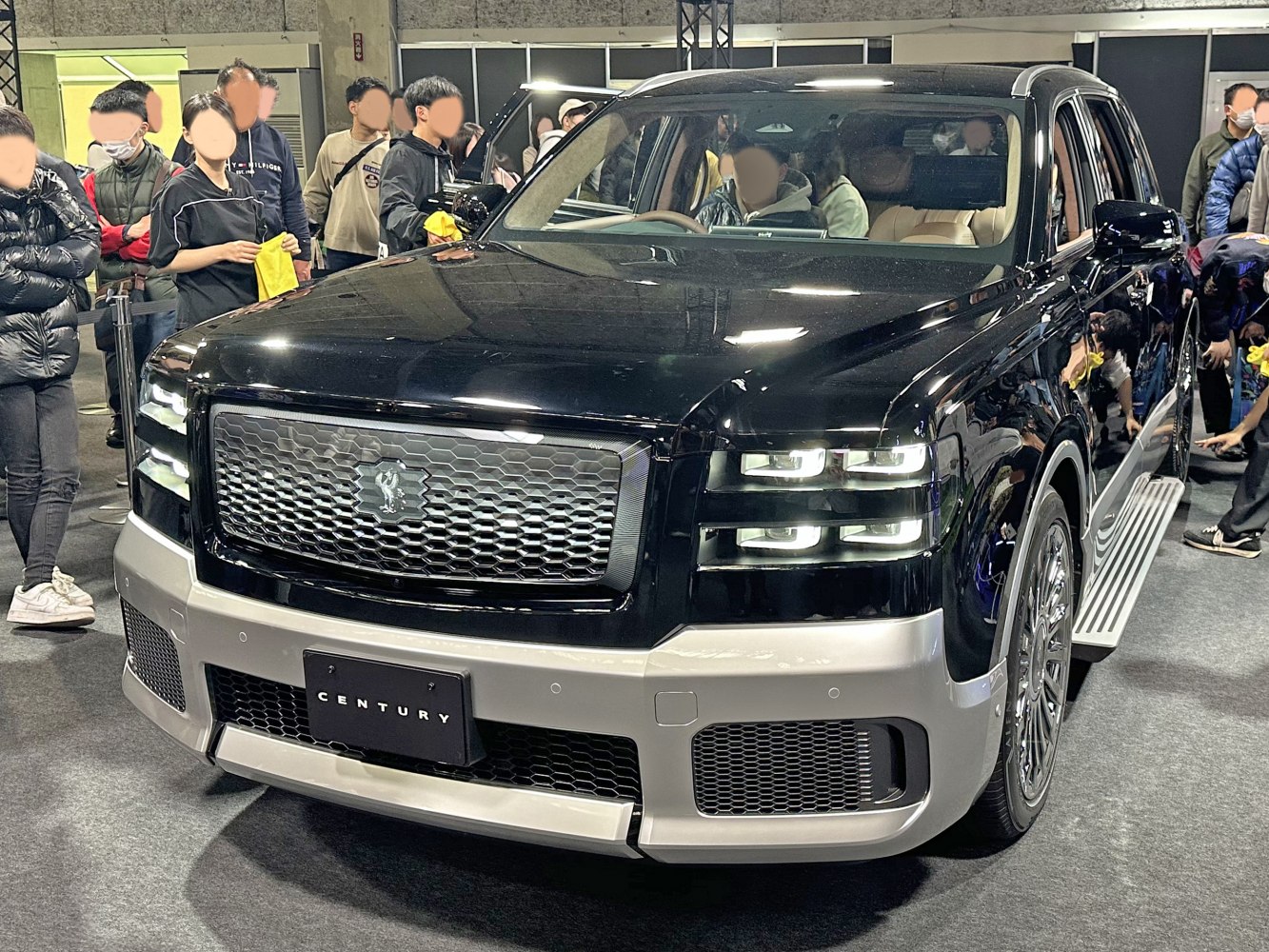 Front grille and quad LED headlights of a large SUV