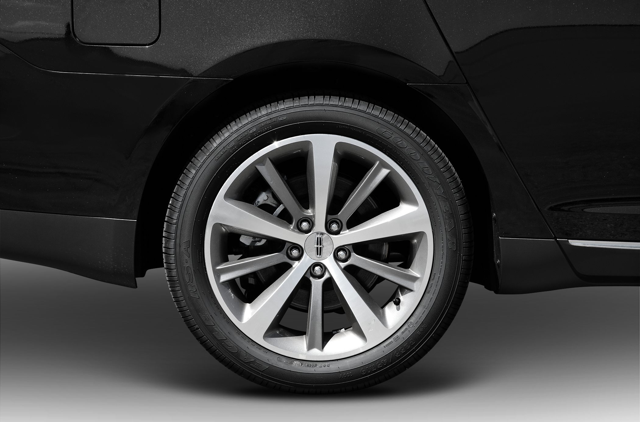 Alloy wheel and tire of a vehicle with multi-spoke rim design