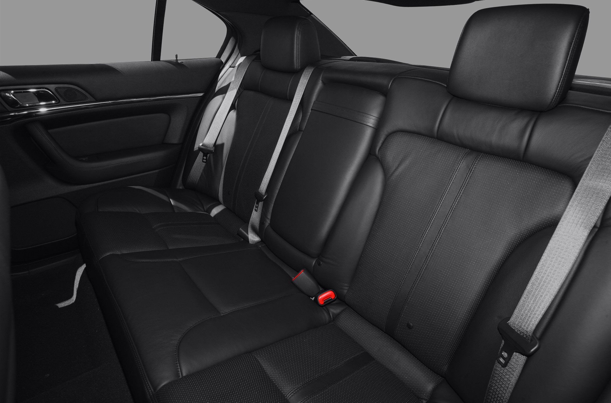 Black leather rear seats with seat belts and headrests