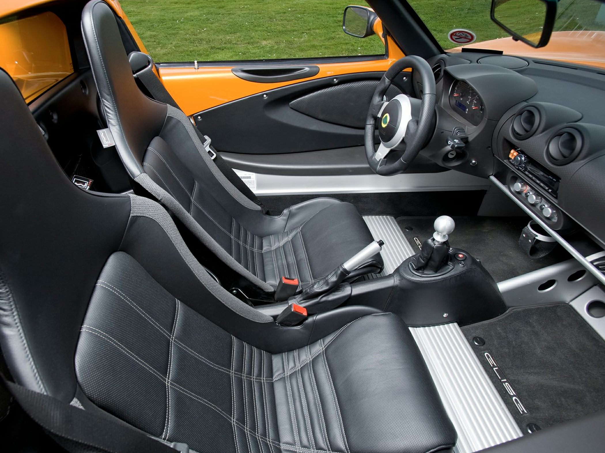 Sport seats and manual gear shift in minimalist interior
