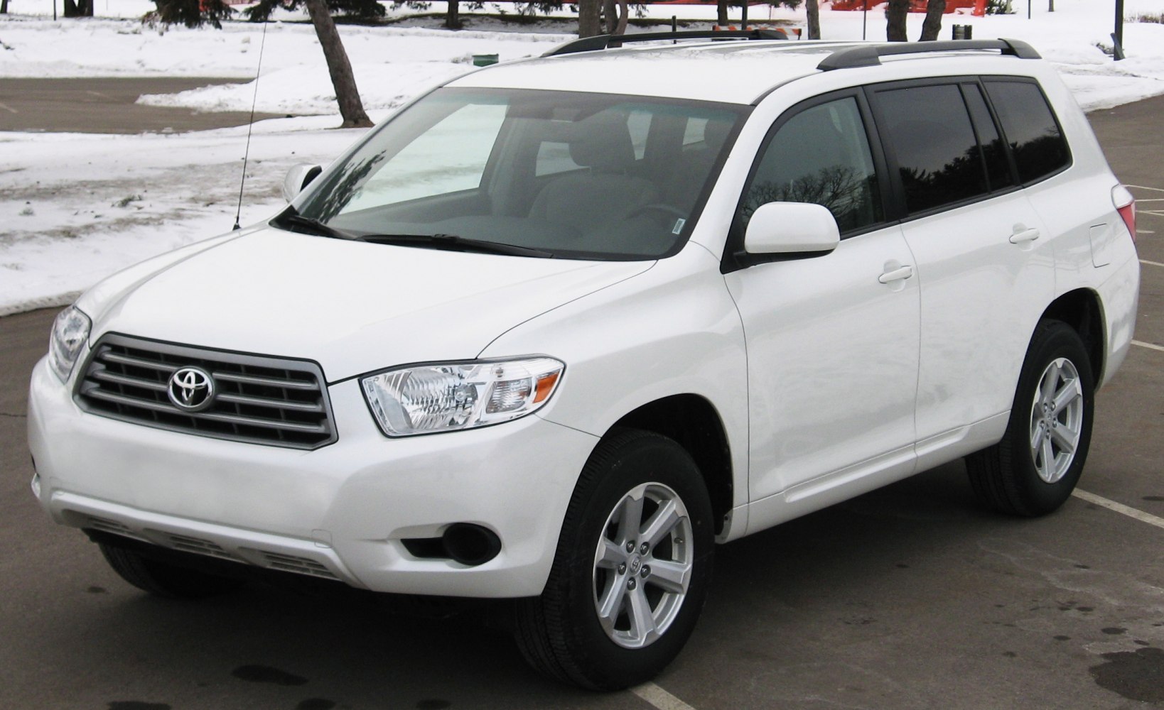 White SUV with alloy wheels and roof rails