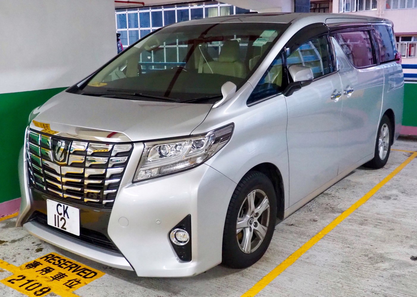 Front grille and headlight with aerodynamic body of a luxury minivan