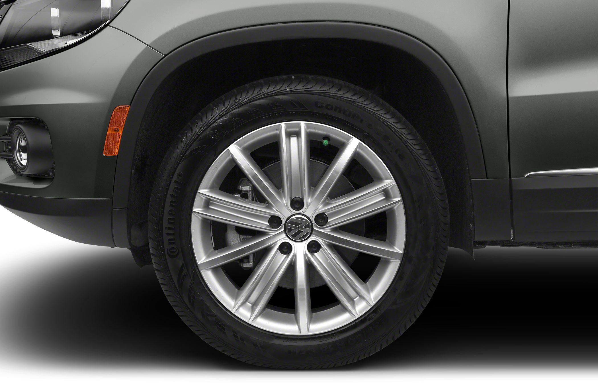 Alloy wheel and front fender of an SUV with tire and fog light