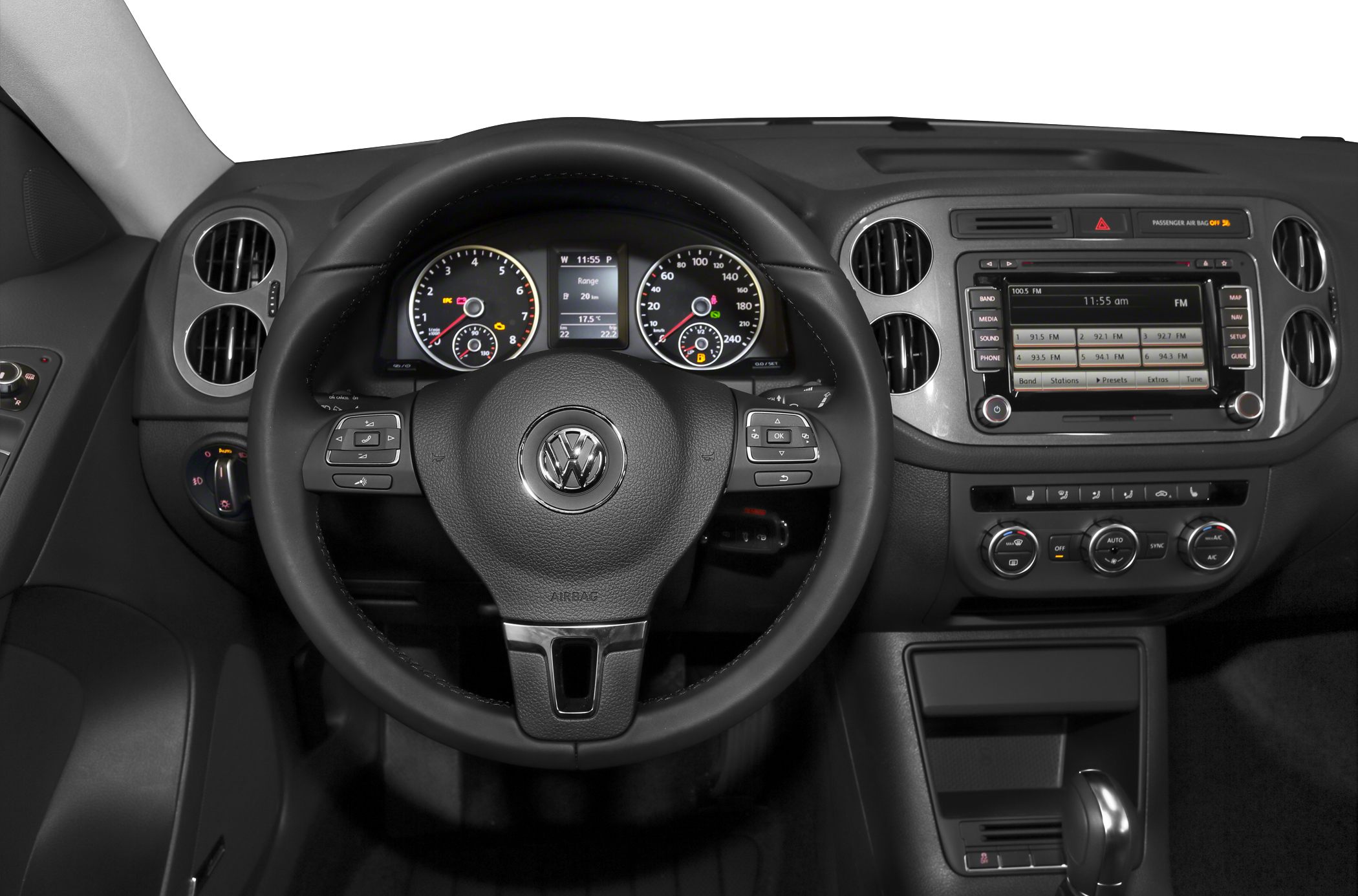 Steering wheel, instrument cluster, and multimedia console