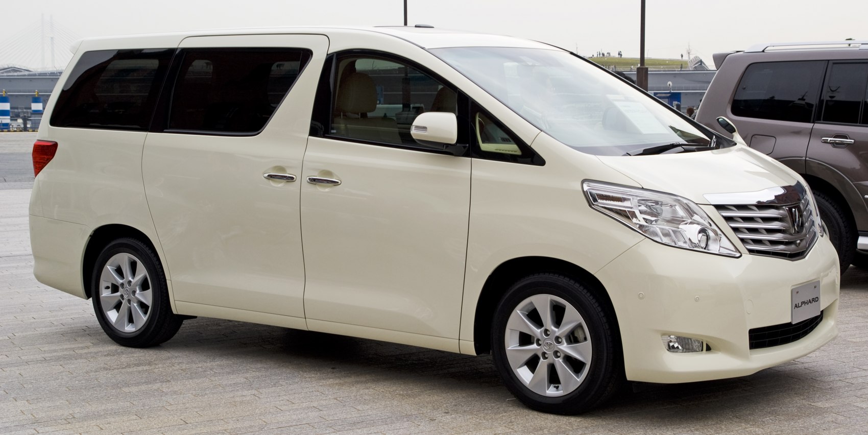 Front side profile with sliding doors and headlight cluster