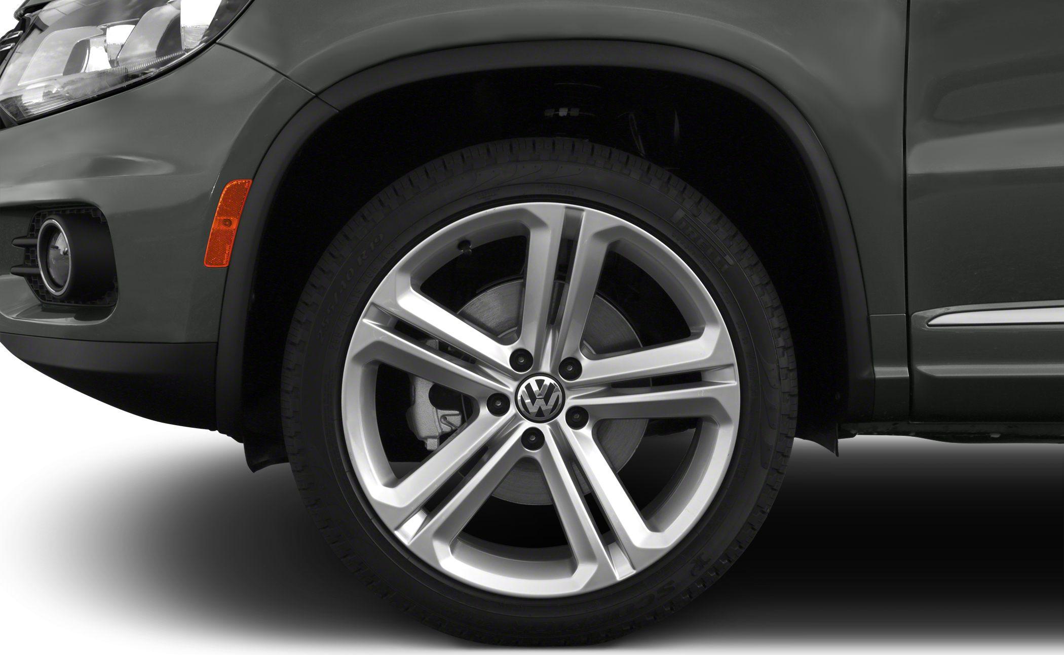 Close-up of alloy wheel and front fender side marker