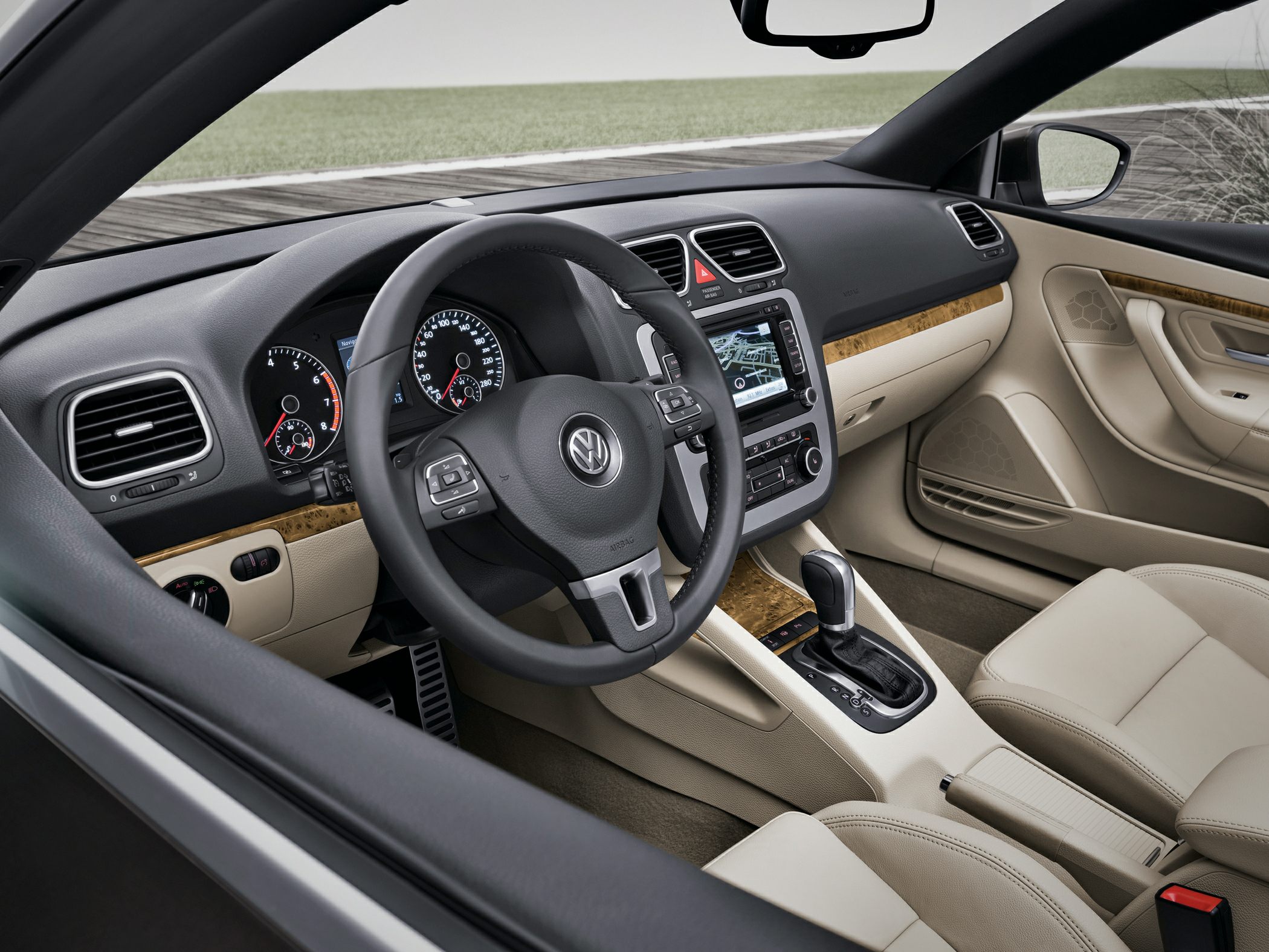 Dashboard, steering wheel, beige leather seats, center console with automatic gearshift