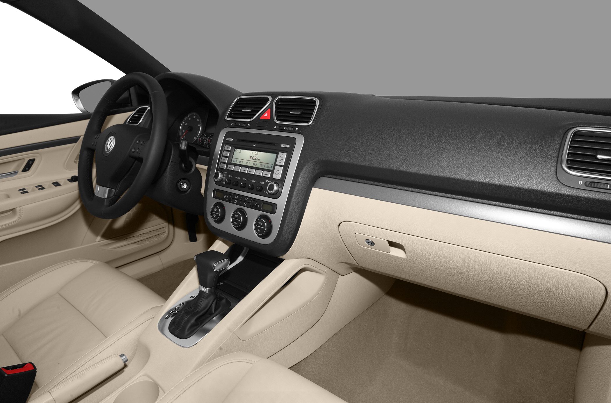 Dashboard, steering wheel, center console with automatic gearshift, beige seats