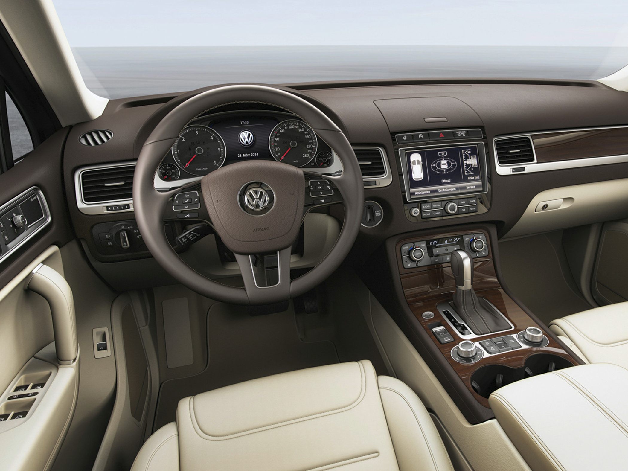Dashboard, steering wheel, center console with wood trim and beige leather seats