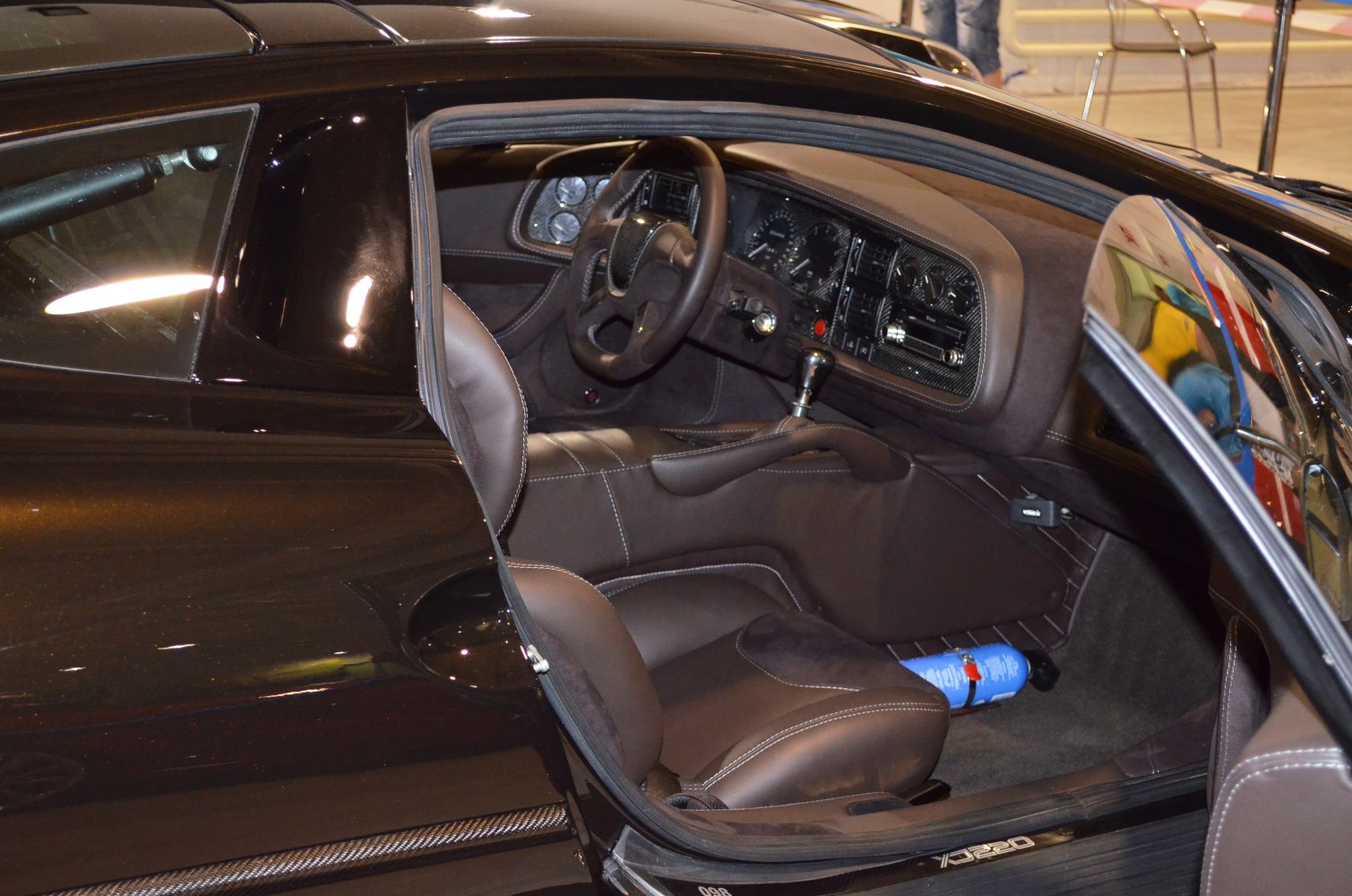 Leather seats, classic dashboard, manual gear shift
