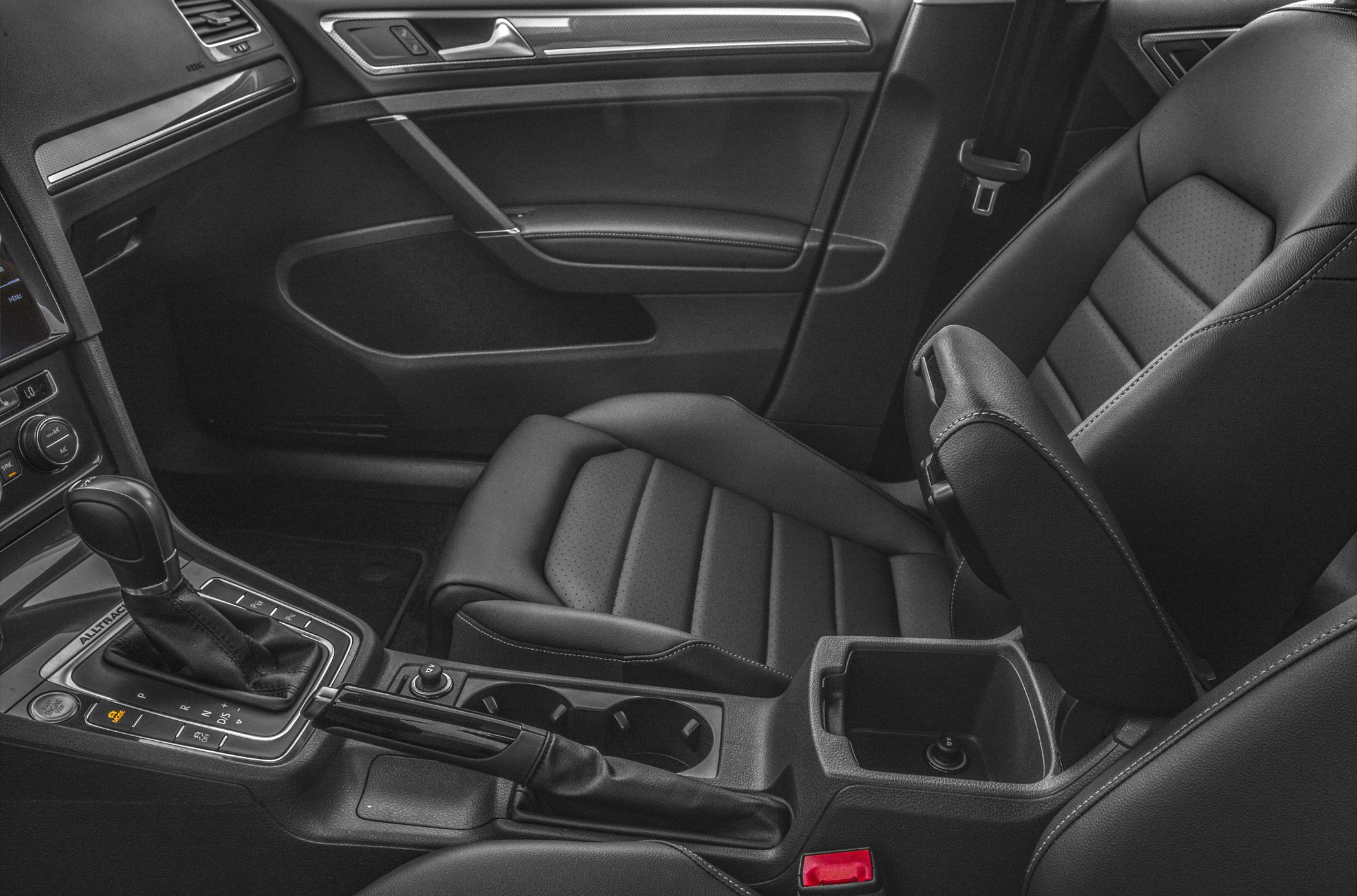 Interior view with gear shift, handbrake, and driver seat