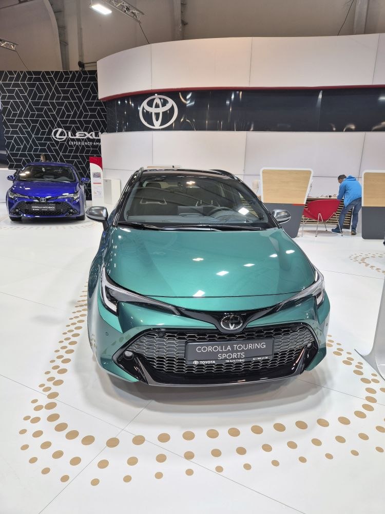 Front grille and headlight design with sleek aerodynamic lines